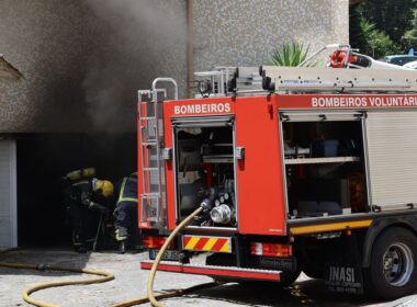 Viatura destruída por incêndio numa garagem em guimarães