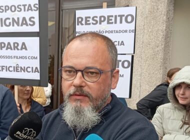 Pai de jovem autista de barcelos em greve de fome à porta da segurança social de braga