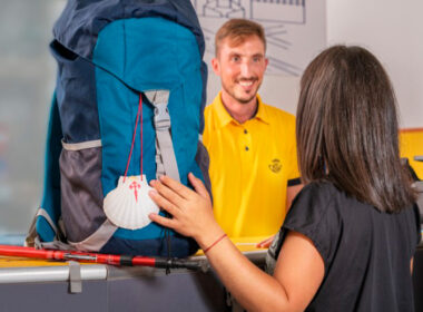 Correios de espanha fazem transporte de mochilas no caminho de santiago desde o porto