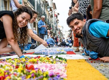 Centenas embelezam ruas de viana do castelo com tapetes de flores